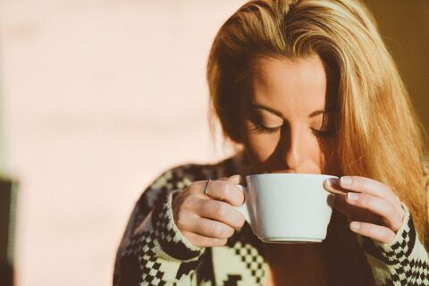 结婚当天，两个大猪蹄子挂在脖子上