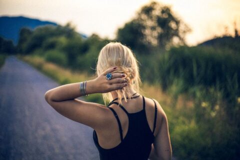 为什么恋爱中都是男追女，很少有女追男呢