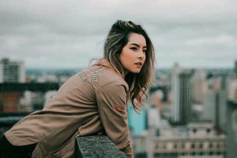 老公发暧昧信息撩女同事，聊天充满了暧昧