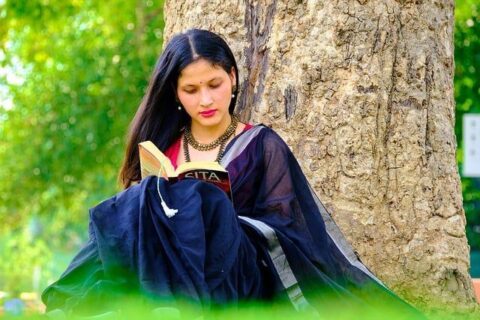 看到老公搂着女邻居，没进门就又亲又摸