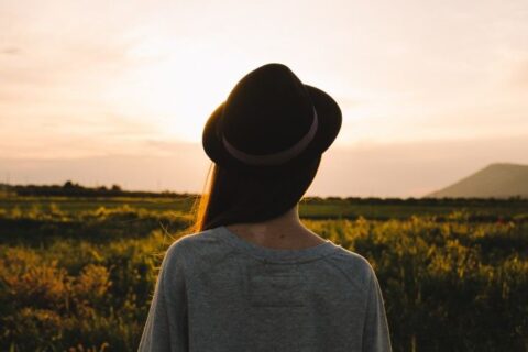 教你正确的识别女生的肢体语言，读懂她内心的秘密