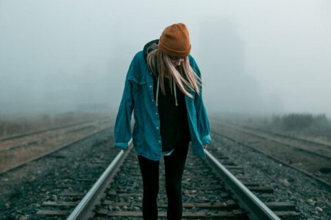 为了给我哥还债，我妈把我嫁给40岁离异男