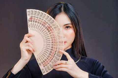 男友拥着一个女人，女人头枕在他肩上