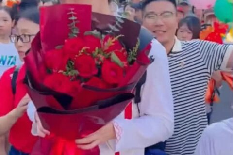 潘展乐度假村帅照曝光，手捧鲜花身高瞩目，网友直呼太养眼